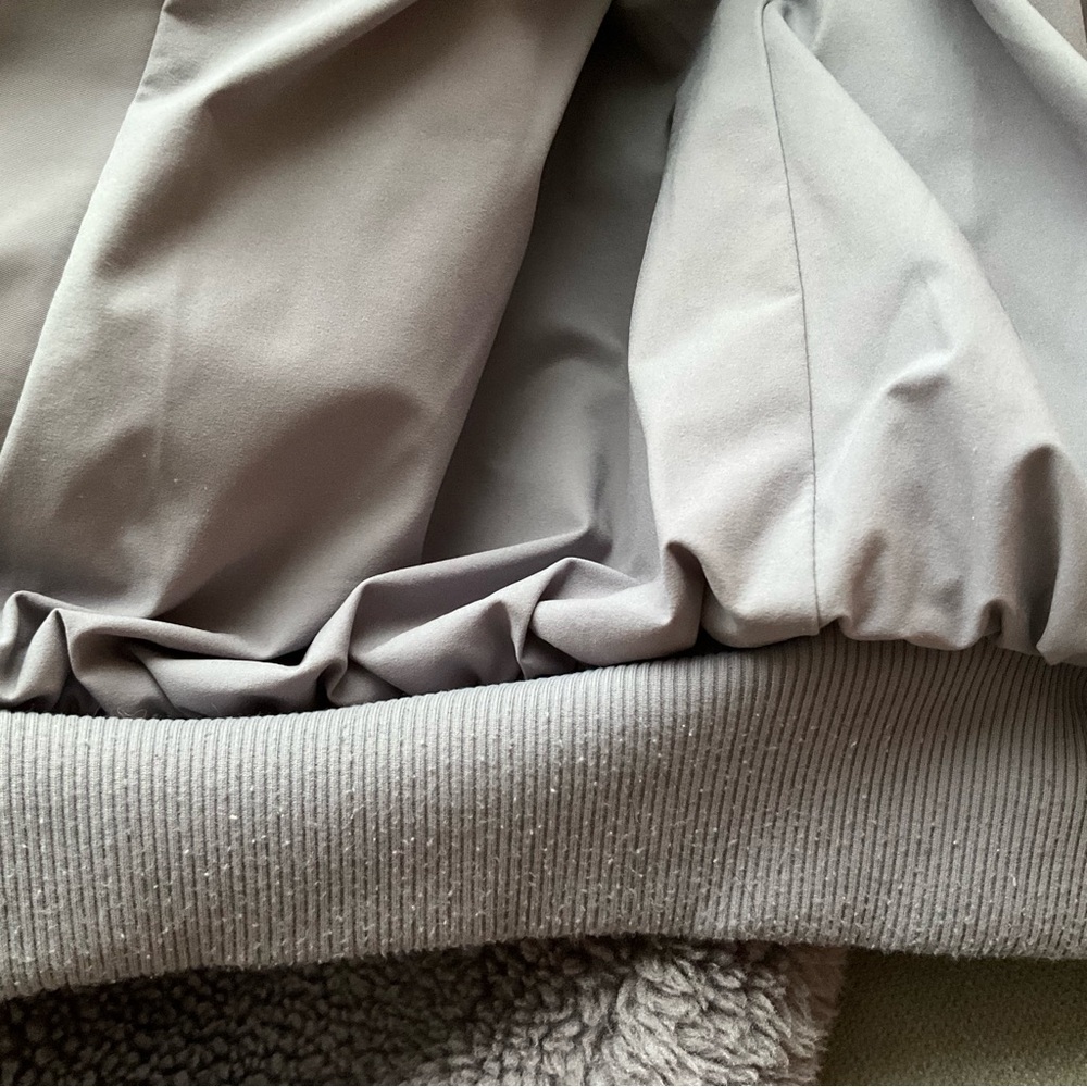 Alo Yoga Sherpa Edge Bomber Fog S - Picture 12 of 16